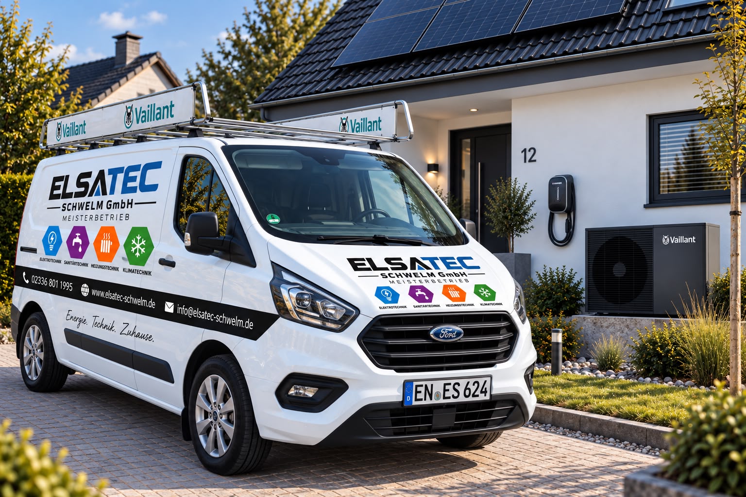 ELSATEC-Firmenfahrzeug vor einem Haus mit Photovoltaikanlage, Wallbox und Wärmepumpe